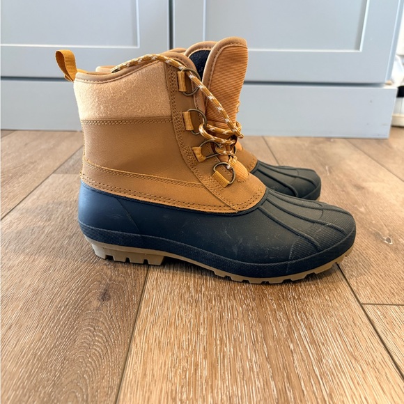 Universal Thread Shoes - Universal Thread size 8 women's rain and snow boots